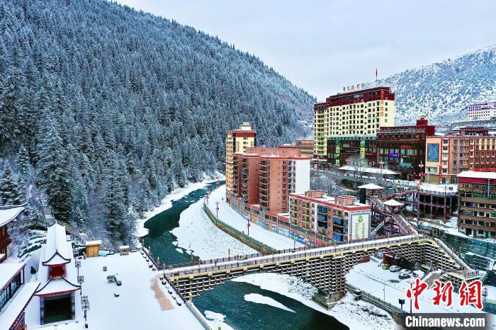 壤塘的雪后美景?！∪捞量h融媒體中心供圖