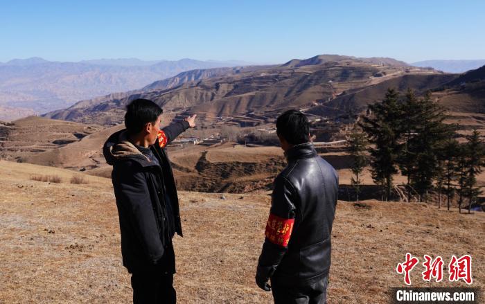 圖為桑杰加(左)和同事望向遠(yuǎn)方?！●R銘言 攝