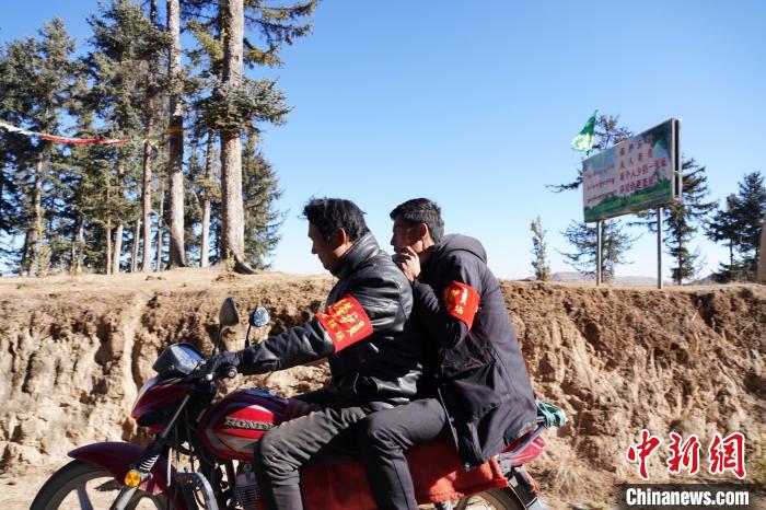 圖為同事騎摩托車載著桑杰加(后)前往林場(chǎng)。　馬銘言 攝