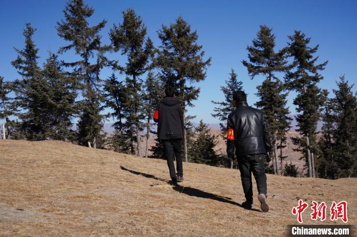 圖為桑杰加(左)和同事巡查林場(chǎng)?！●R銘言 攝