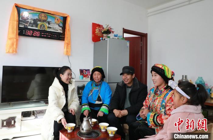 新家是兩層小樓房，一樓布置得充滿現(xiàn)代感，喝著藏式奶茶，一家人聊著今年春節(jié)怎么過?！《∷?攝