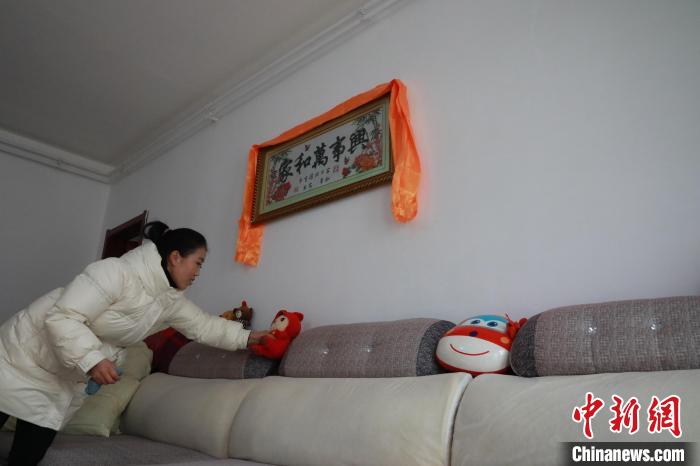 27日，春節(jié)將至，楊周馬草打掃房屋，拆洗沙發(fā)靠墊等?！《∷?攝