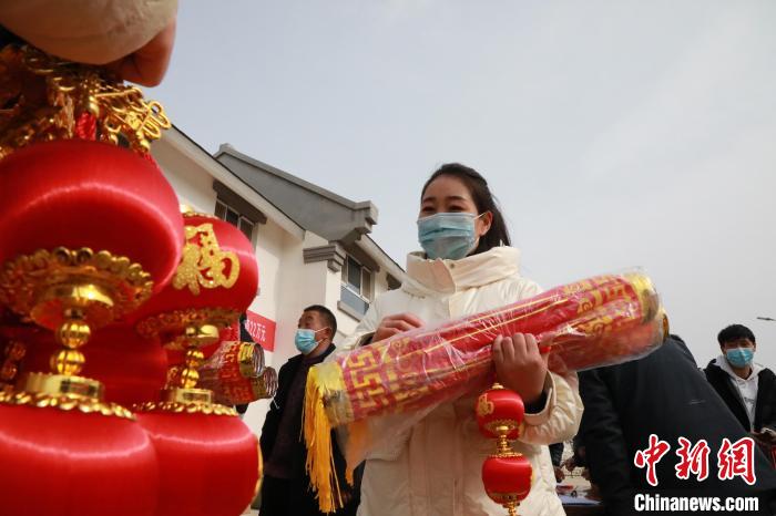 27日，蘭州新區(qū)為舟曲避險(xiǎn)搬遷移民送“春節(jié)包”，楊周馬草前往領(lǐng)取，紅色寓意來(lái)年的日子紅紅火火?！∥航ㄜ?攝