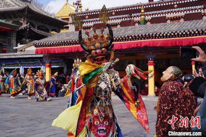 圖為塔爾寺僧侶進(jìn)行“跳欠”儀式?！●R銘言 攝