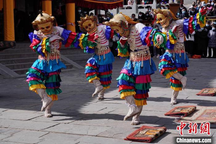 圖為塔爾寺僧侶進(jìn)行“跳欠”儀式?！●R銘言 攝