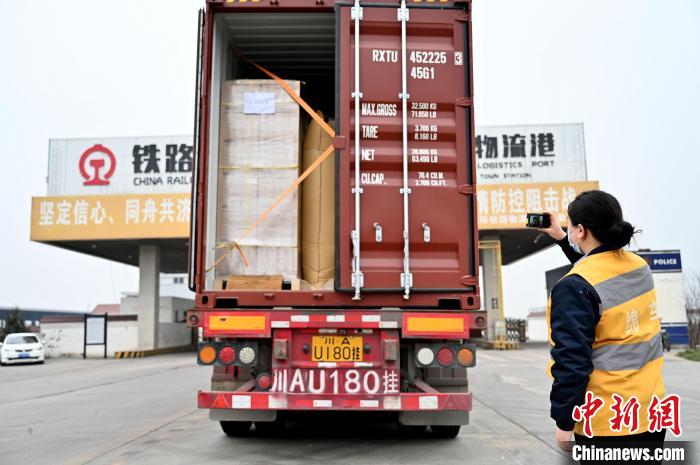 “95后”羌族貨運(yùn)員的春運(yùn):為中歐班列盡一份力