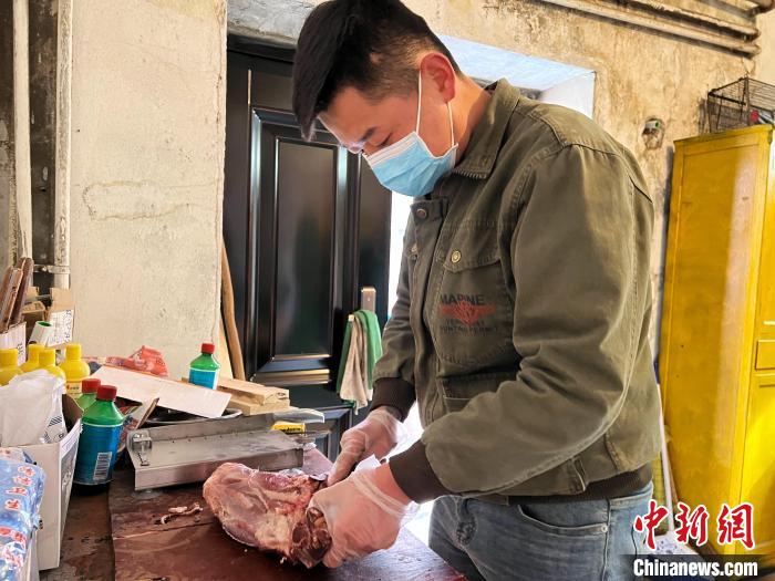 圖為雪豹“奶爸”史壽軍正在準(zhǔn)備投喂雪豹的食材?！●R銘言 攝