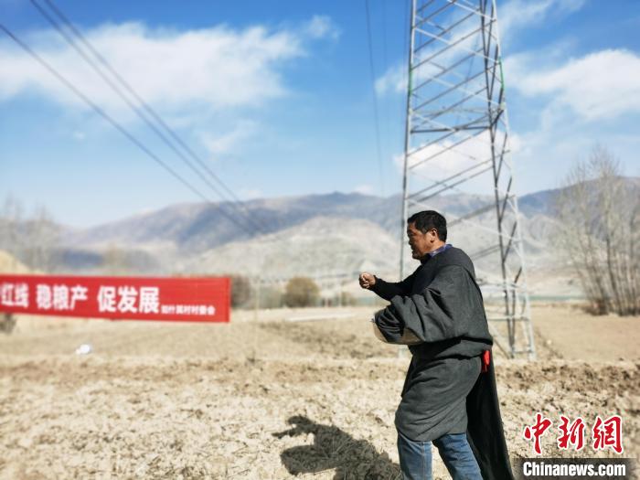 圖為藏族民眾撒種、施肥?！?zhí)砀?攝