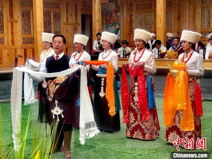 圖為“村晚”現(xiàn)場?！±钣穹?攝