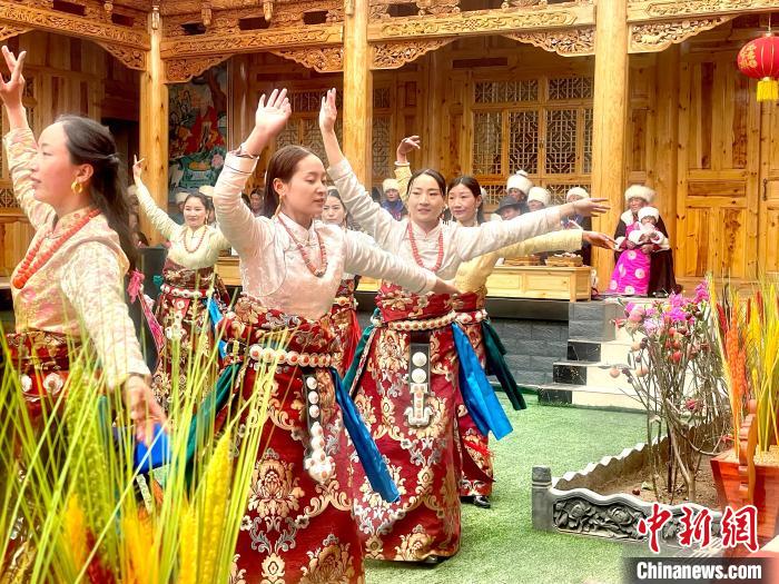 圖為藏族女性載歌載舞?！±钣穹?攝