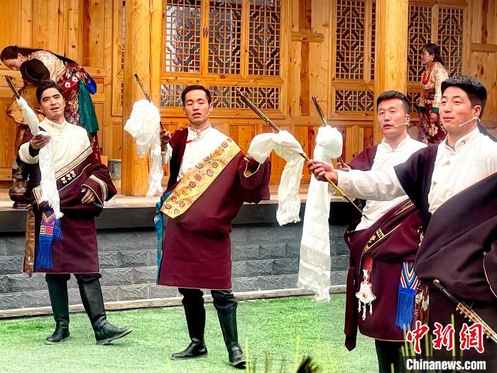 圖為藏族漢子表演節(jié)目?！±钣穹?攝