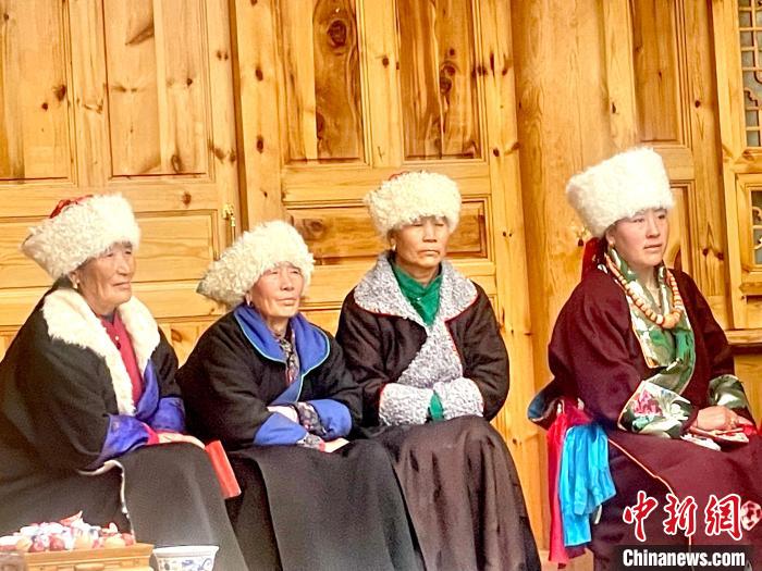 圖為藏族女性觀看“村晚”?！±钣穹?攝