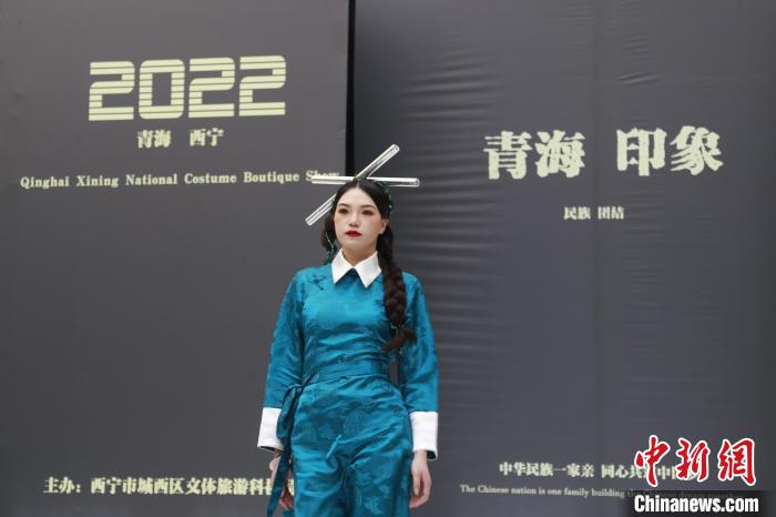 圖為模特展示少數(shù)民族服飾。　馬銘言 攝