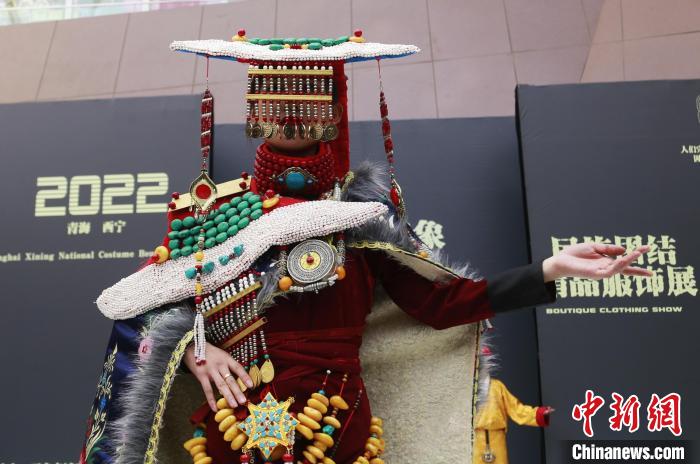 圖為模特展示藏族服飾。　馬銘言 攝