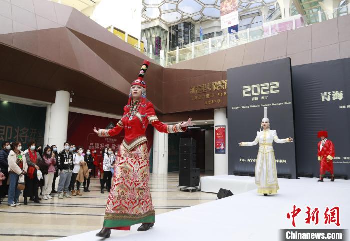 圖為模特身穿民族服飾進行走秀?！●R銘言 攝