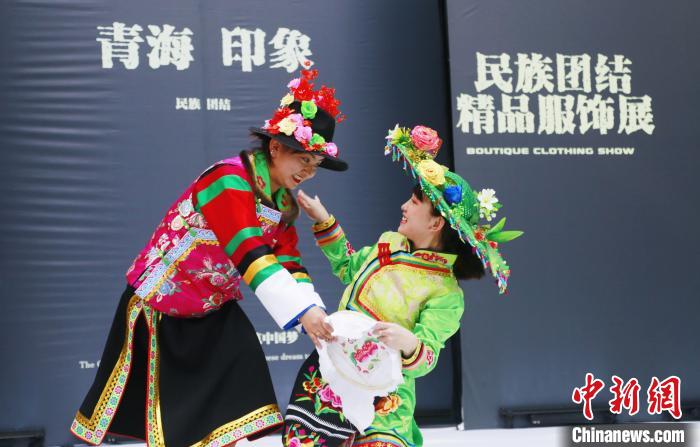 圖為模特身穿土族服飾進行“土族刺繡”表演?！●R銘言 攝