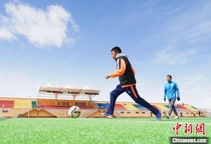 圖為一名男孩運球射門?！●R銘言 攝