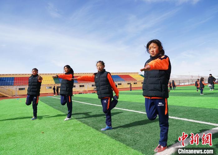 圖為孩子們正在熱身?！●R銘言 攝