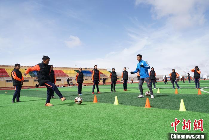 圖為孩子們正在進行訓(xùn)練?！●R銘言 攝