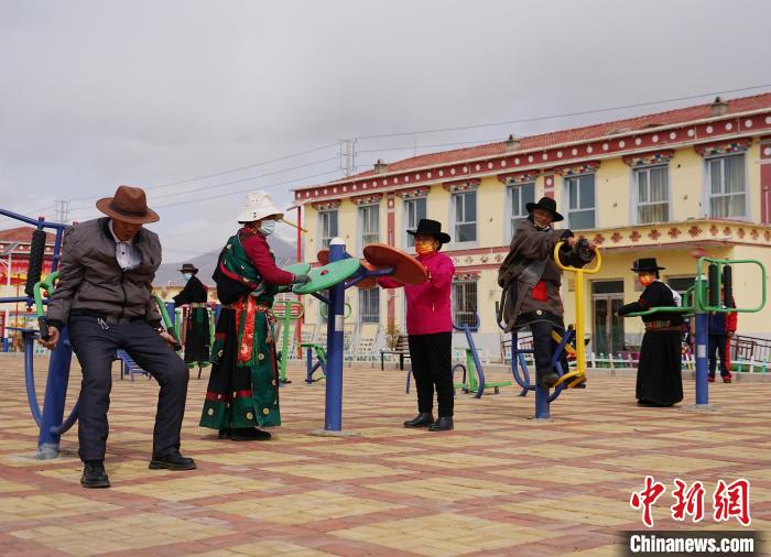 圖為老人們使用健身器材鍛煉身體?！●R銘言 攝