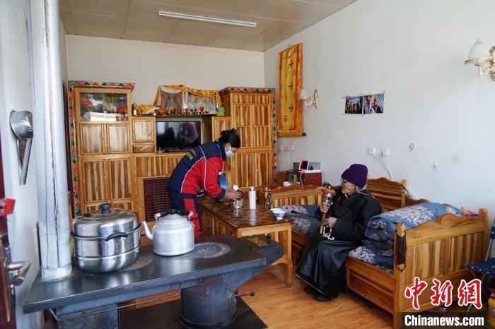 圖為敬老院護工為老人打掃屋內衛(wèi)生。　馬銘言 攝