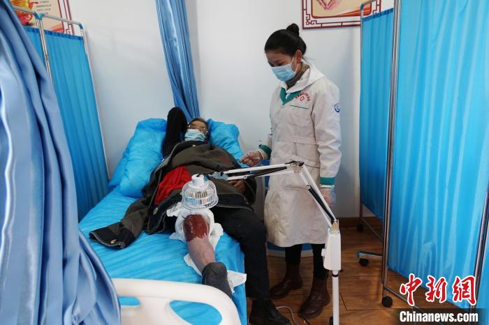 圖為敬老院醫(yī)生用藏藥為老人進行治療?！●R銘言 攝