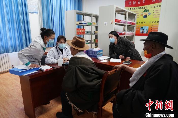 圖為骨科醫(yī)生為敬老院老人們進行集中檢查?！●R銘言 攝