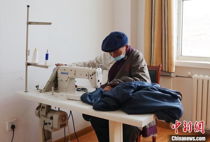 圖為敬老院老人使用縫紉機?！●R銘言 攝