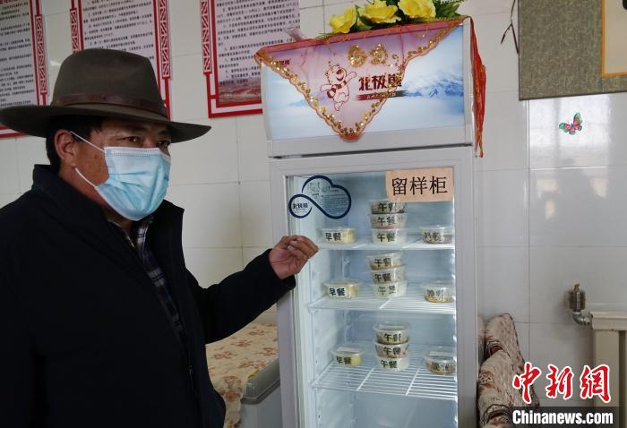 圖為敬老院院長德高介紹，老人們的三餐均有留樣記錄?！●R銘言 攝