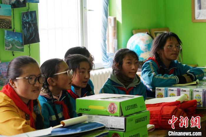 圖為學生正在認真聽生態(tài)課?！●R銘言 攝