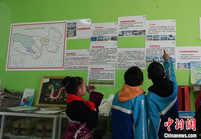 圖為學生在生態(tài)課堂上了解三江源國家公園知識?！●R銘言 攝