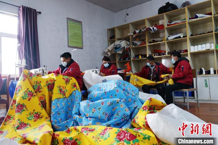 圖為工人們正在制作帳篷?！●R銘言 攝