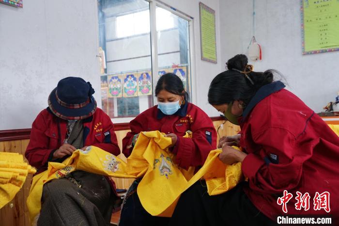 圖為工人正在制作哈達(dá)?！●R銘言 攝