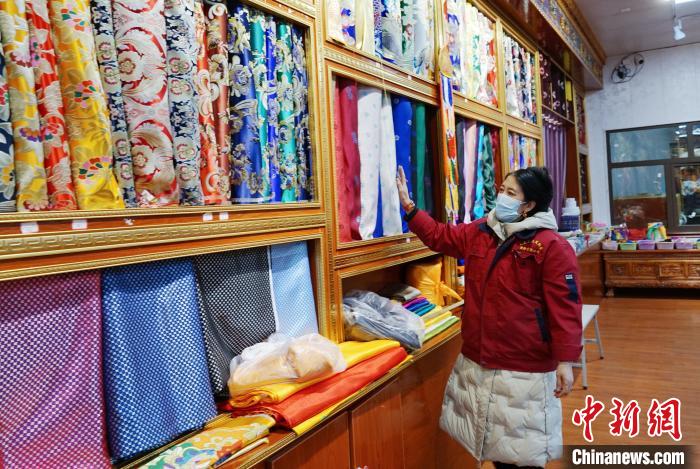 圖為員工清點布匹?！●R銘言 攝