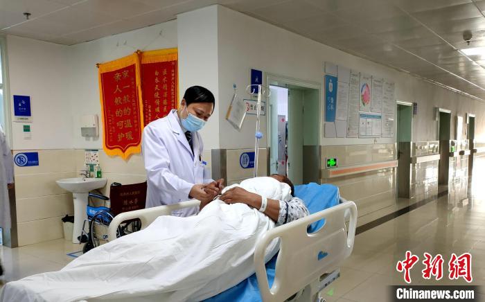 柴達(dá)木盆地的援青醫(yī)生:多做好事善事