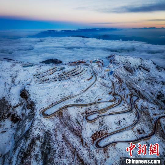雪后的牛背山山頂和崎嶇的公路。　李凱 攝