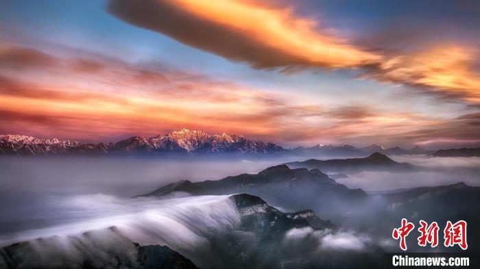 牛背山霞光?！∥挠宴?攝