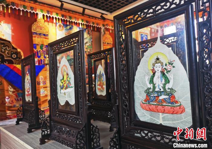 圖為久美尖措創(chuàng)作的藝術(shù)品?！?zhí)砀?攝