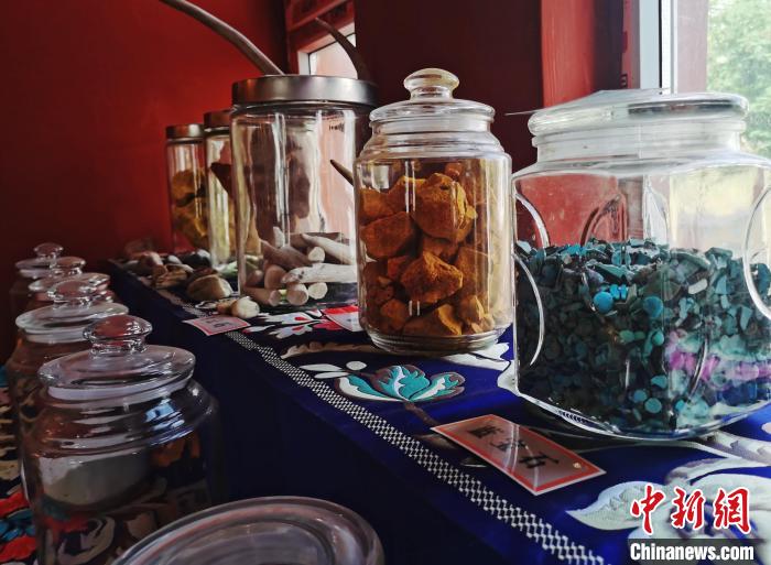 圖為唐卡繪畫(huà)礦物顏料展示?！?zhí)砀?攝