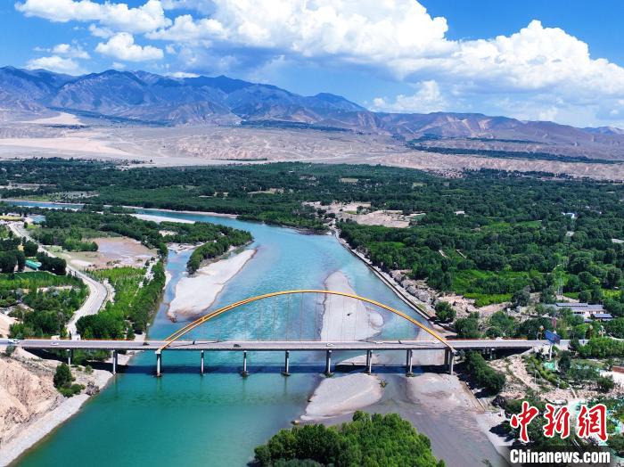 航拍貴德縣黃河岸畔綠意盎然?！●R銘言 攝