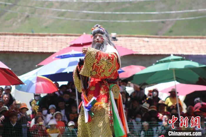 圖為觀眾們觀看表演?！“喱斂h文體旅游廣電局 供圖