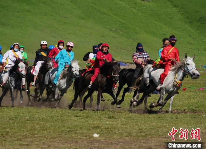 圖為選手進行3000米賽馬比賽?！●R銘言 攝