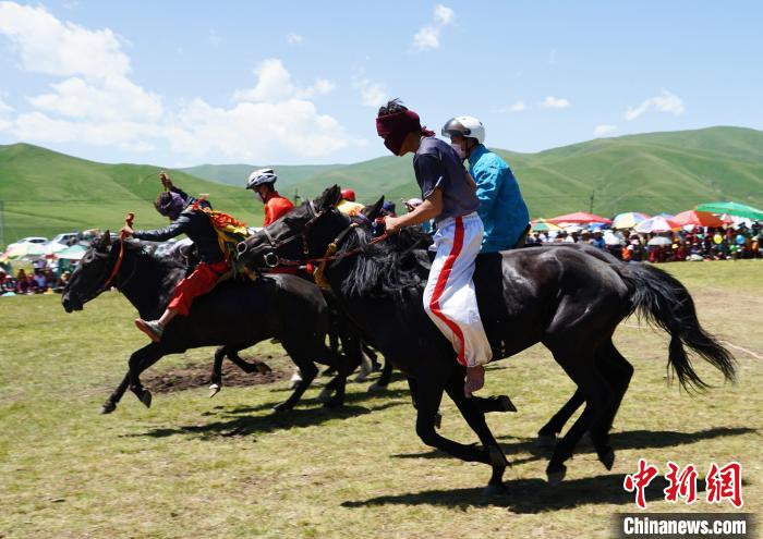 圖為選手進(jìn)行3000米賽馬比賽?！●R銘言 攝