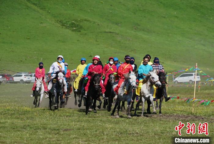 圖為選手進(jìn)行3000米賽馬比賽?！●R銘言 攝