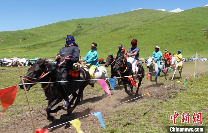 圖為選手進(jìn)行3000米賽馬比賽?！●R銘言 攝