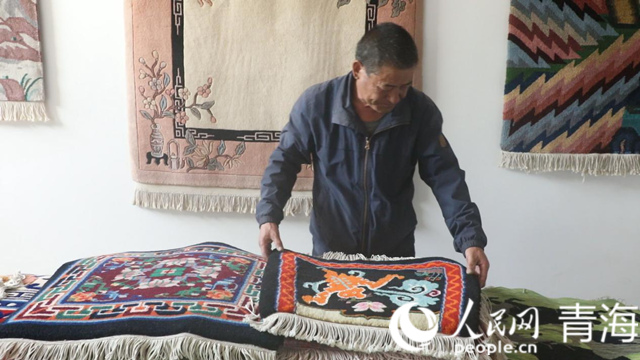 楊永良和他的作品。人民網(wǎng) 張皓芃攝