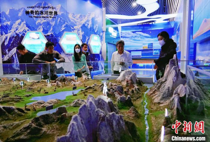 圖為中外嘉賓在玉樹州博物館內參觀?！●R銘言 攝