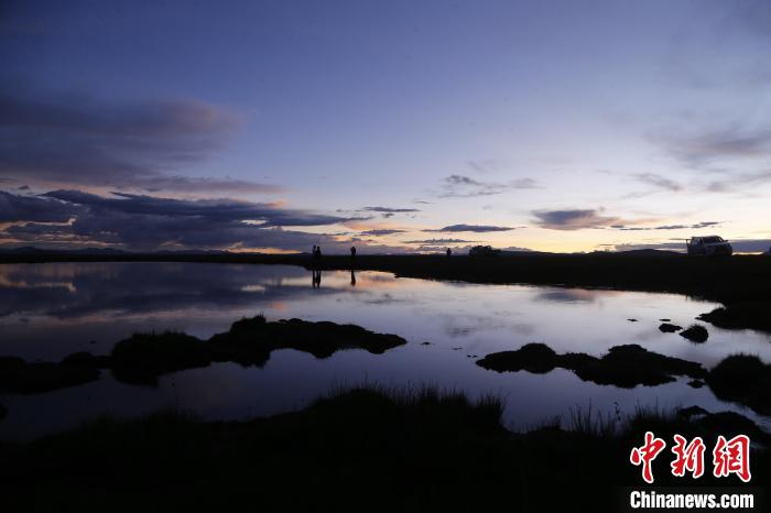 圖為夕陽下的查旦濕地。　馬銘言 攝