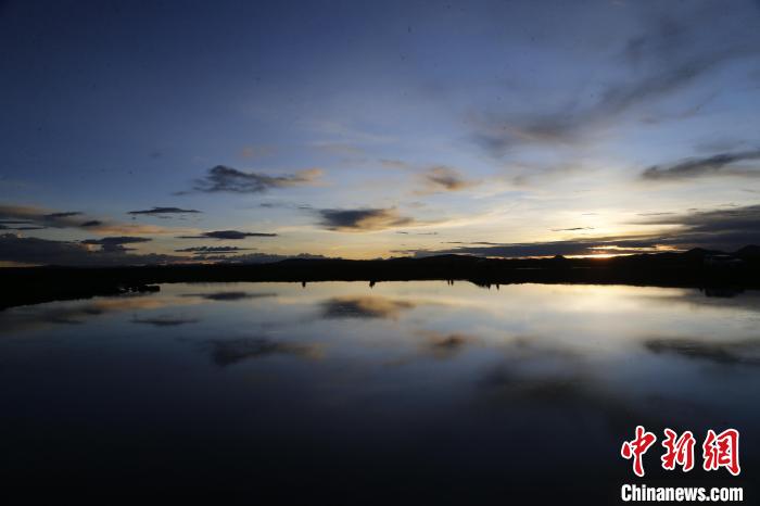 圖為夕陽下的查旦濕地?！●R銘言 攝