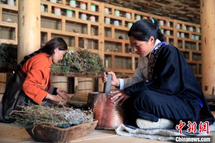 藥材搗碎。　王磊 攝